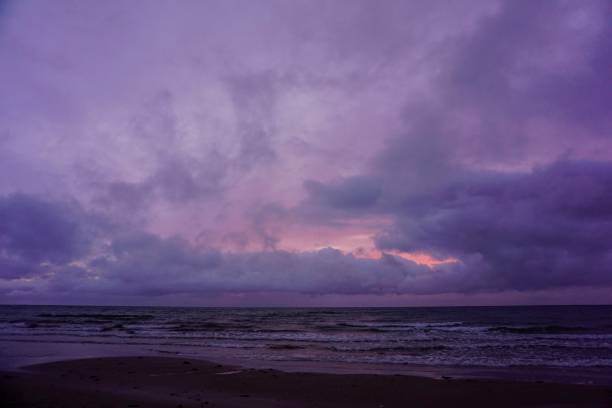 dramatyczne niebo przed burzą. fioletowe niebo przed burzą. różowy zachód słońca w danii. tragiczne niebo przed burzą na duńskiej plaży. - sunset beach flash zdjęcia i obrazy z banku zdjęć
