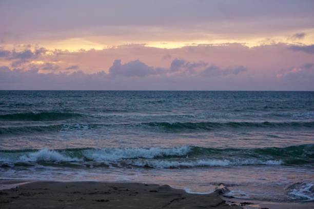 dramatyczne niebo przed burzą. fioletowe niebo przed burzą. różowy zachód słońca w danii. tragiczne niebo przed burzą na duńskiej plaży. - sunset beach flash zdjęcia i obrazy z banku zdjęć