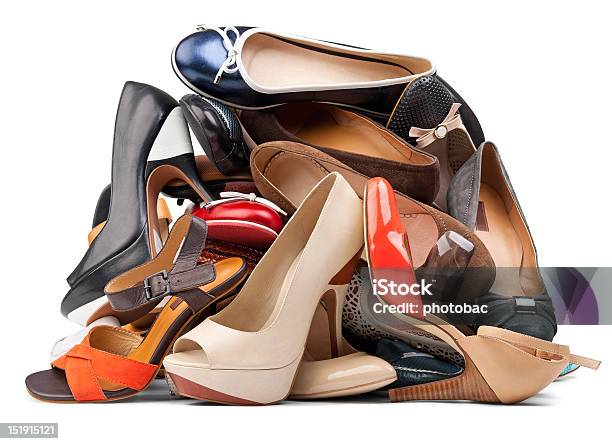 Photo libre de droit de Tas De Diverses Chaussures De Femmes Avec Un Tracé De Détourage banque d'images et plus d'images libres de droit de Chaussures