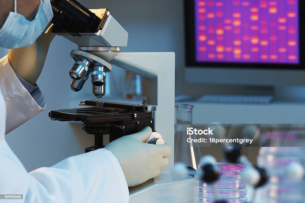 科学者顕微鏡を使用 - DNAのロイヤリティフリーストックフォト
