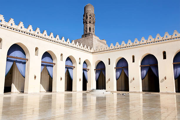 vista para a mesquita de al-hakim - courtyard arch arabic style cairo - fotografias e filmes do acervo