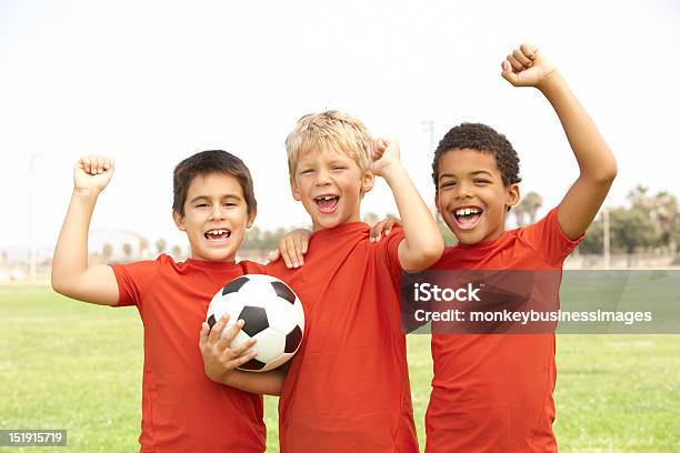 Young Boys In Football Team Feiert Stockfoto und mehr Bilder von Kind - Kind, Fußball, Sport