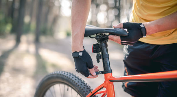 istock Rider adjusting seat height on bicycle 1519162834