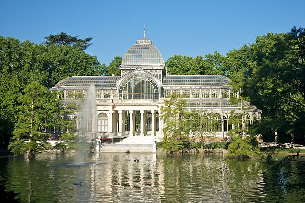 crystal palace próximo ao lago lago em madri, cidade - forest colonnade tree old fashioned - fotografias e filmes do acervo