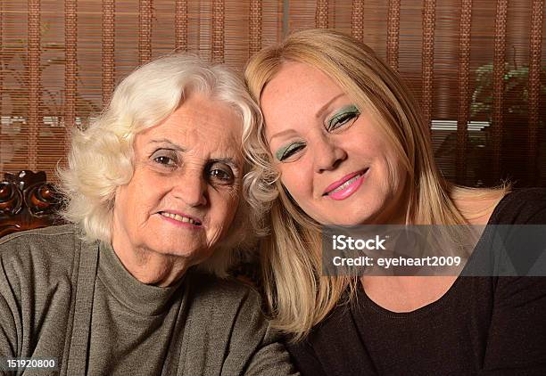 Madre E Hija Foto de stock y más banco de imágenes de 30-39 años - 30-39 años, 60-69 años, Adulto