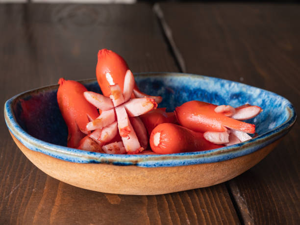 salchicha de pescado en forma de pulpo. comida japonesa. - sausage shaped fotografías e imágenes de stock