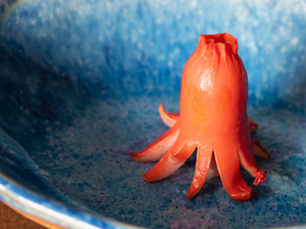 salchicha de pescado en forma de pulpo. comida japonesa. - sausage shaped fotografías e imágenes de stock