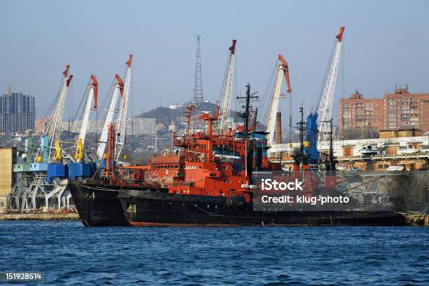 Rojo Y Negro Buques Y Al Puerto En Cranes En Vladivostok Foto de stock y más banco de imágenes de Agua