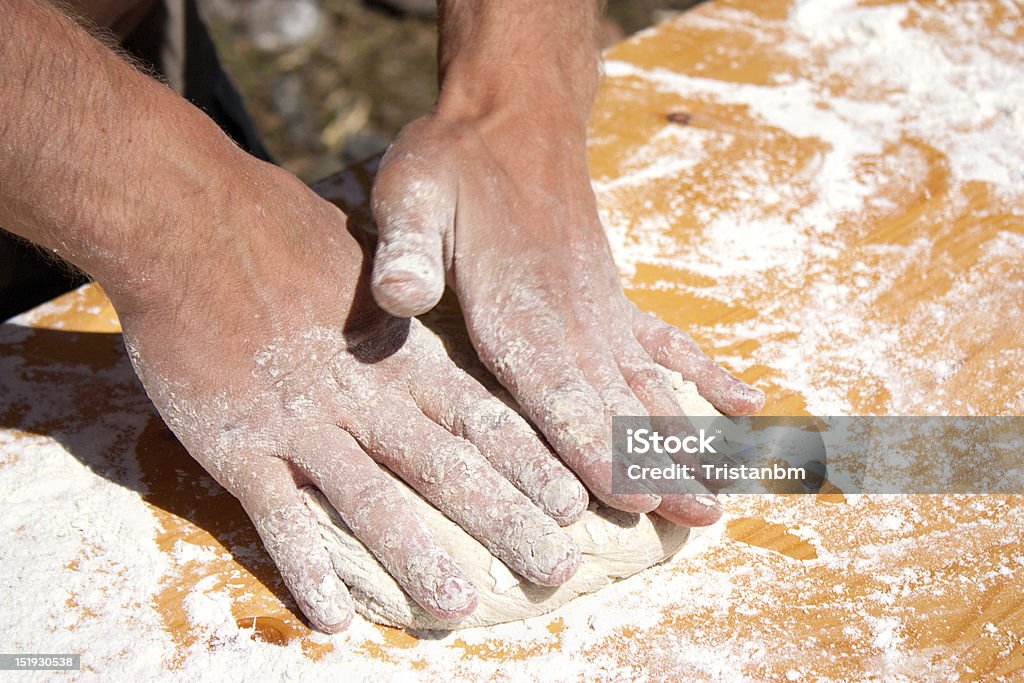 Homme mains préparer un peu de pain - Photo de Activité libre de droits
