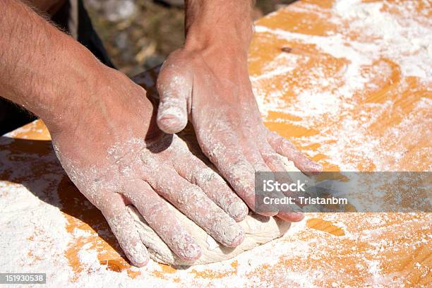 Foto de Homem Mãos Preparar Um Pouco De Pão e mais fotos de stock de Assar - Assar, Atividade, Branco