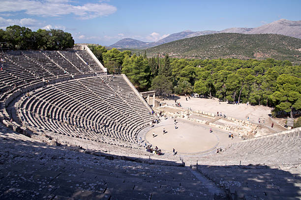 古代劇場でのサンクチュアリで asklepios エピダウロス、ギリシャ - epidaurus greece epidavros amphitheater ストックフォトと画像