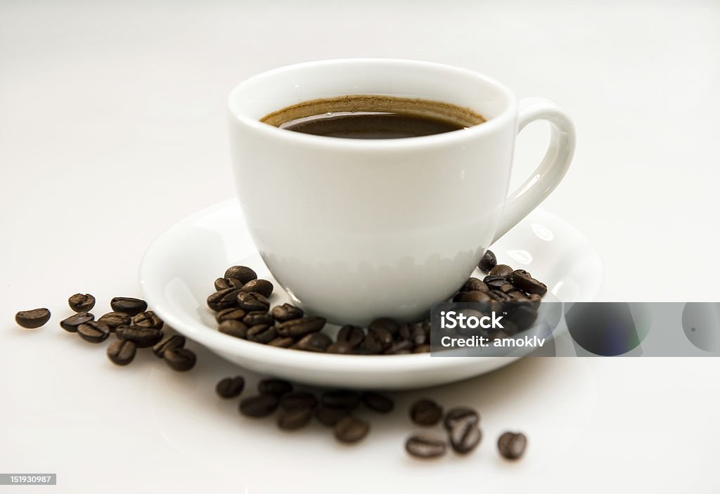 Tasse de café et grains - Photo de Assiette libre de droits