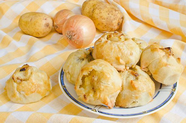 knishes mit kartoffeln und zwiebeln - kartoffelknödel essen stock-fotos und bilder
