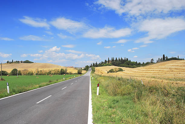 Estrada no campo - fotografia de stock