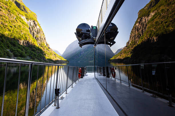 un barco turístico listo para partir para un viaje a lo largo del fiordo de nærøy, noruega. - depart fotografías e imágenes de stock