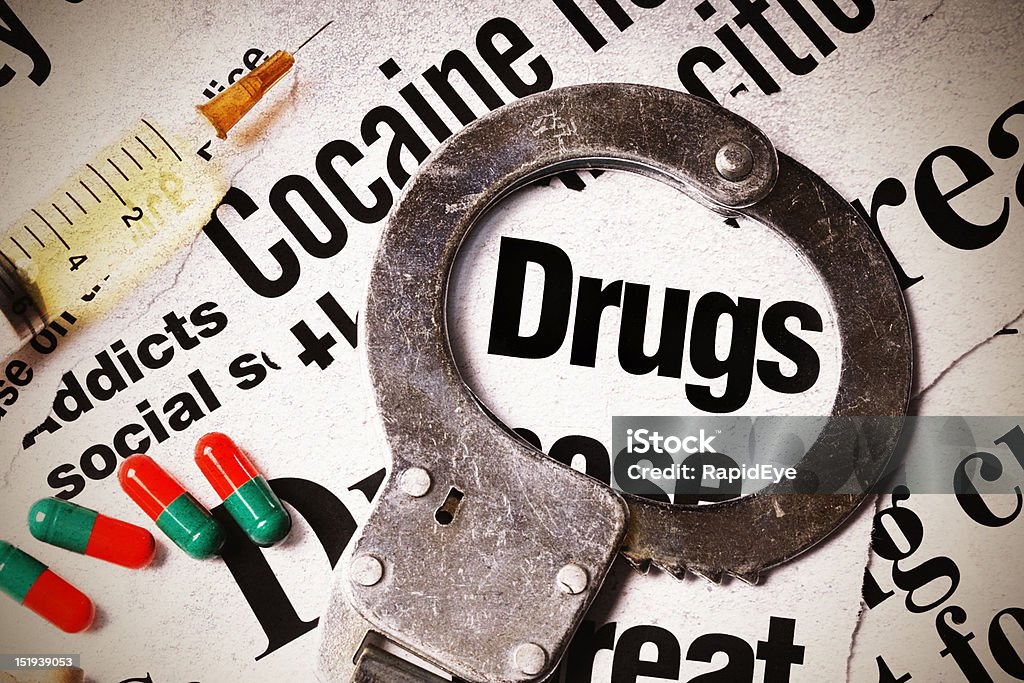 Porté handcuff repose sur les gros titres de médicaments et de pilules & Seringue - Photo de Cocaïne libre de droits
