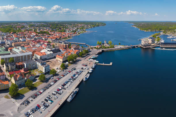 vue aérienne de västervik au bord de la mer baltique - kalmar photos et images de collection