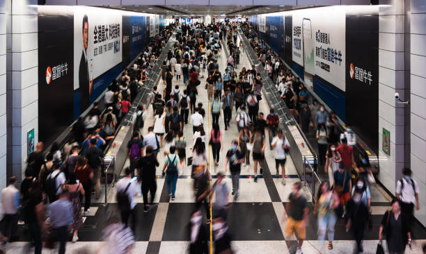 rozmycie ruchu azjaci chodzą po ruchomych schodach ruchomych na stacji metra. transport publiczny, życie w azji, miejski styl życia osób dojeżdżających do pracy. duży kąt widzenia - asian ethnicity group of people tourist passenger zdjęcia i obrazy z banku zdjęć