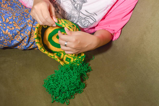 Crochet with green and yellow crochet thread.
