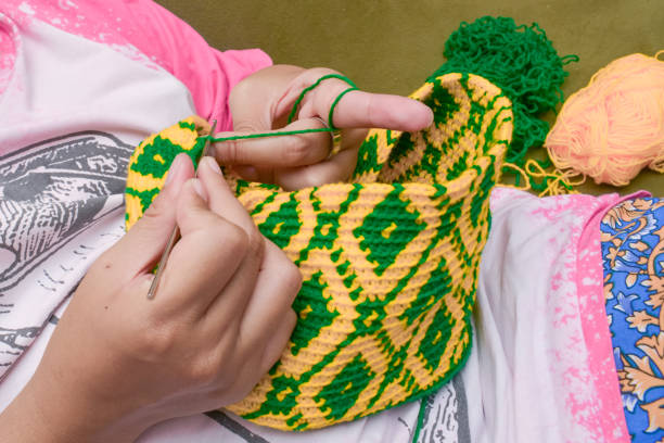 Crochet with green and yellow crochet thread.