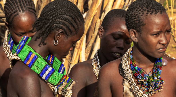 精巧なビーズのネックレスを持つ4人のハマル女性の肖像画、オモ渓谷、エチオピア - hamer woman ストックフォトと画像