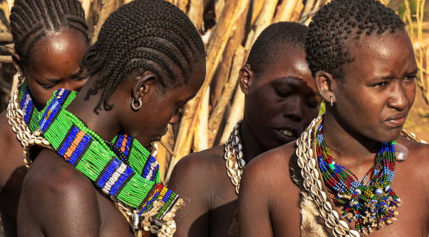 portrait of 4 hamar women with elaborated beaded necklaces, omo valley, ethiopia - hamer woman imagens e fotografias de stock