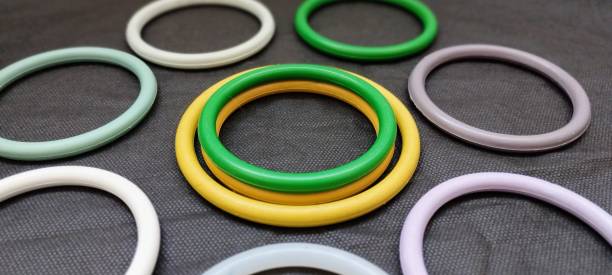 aros de colores - plastic ring fotografías e imágenes de stock