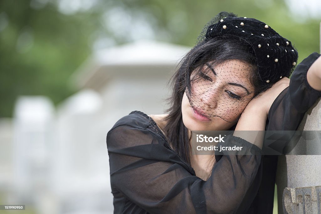 Giovane donna mourns nel cimitero - Foto stock royalty-free di Adulto