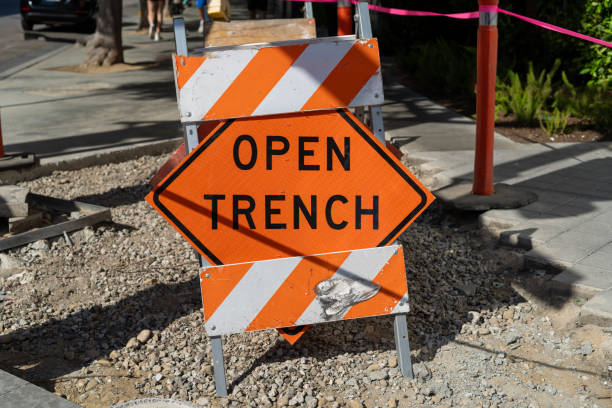 istock Open trench sign on a sidewalk 1519927401
