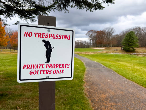 Golf sign in the shape of an arrow pointing to the next golf tee