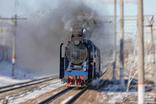 蒸気機関車が駅に到着 - ancient past on the move motion ストックフォトと画像