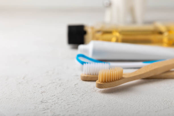 Oral hygiene products and teeth model on a white wooden background. Toothbrush,tube of toothpaste and mouthwash on white background.Dental care concept.Dental hygiene.Oral care concept.Copy space productos de higiene bucal y modelo de dientes sobre fondo de madera blanca. cepillo de dientes, tubo de pasta de dientes y enjuague bucal sobre fondo blanco. concepto de cuidado dental. higiene dental. concepto de cuidado bucal. espacio de copia