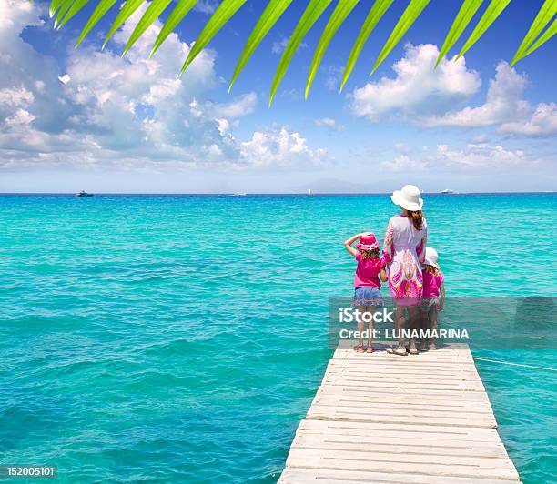 Figli E Madre In Molo Sulla Spiaggia Tropicale - Fotografie stock e altre immagini di Famiglia - Famiglia, Isole Baleari, Spiaggia