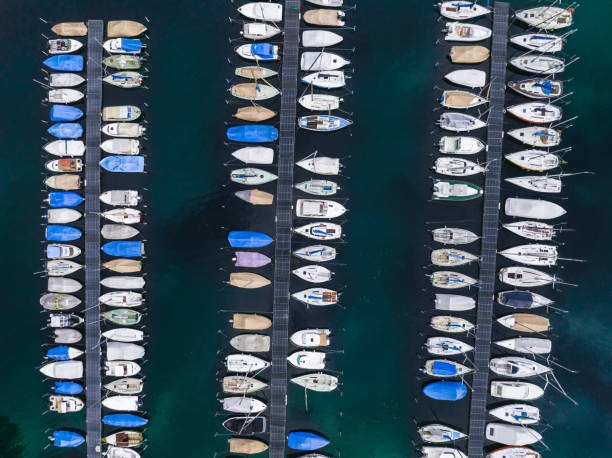 bateau dans le port - moored passenger ship rope lake photos et images de collection