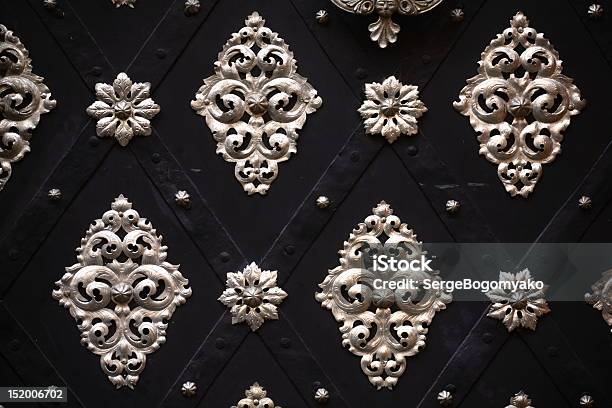 Textura De Detalhe De Uma Porta Antiga Com Ornamentos - Fotografias de stock e mais imagens de Abstrato