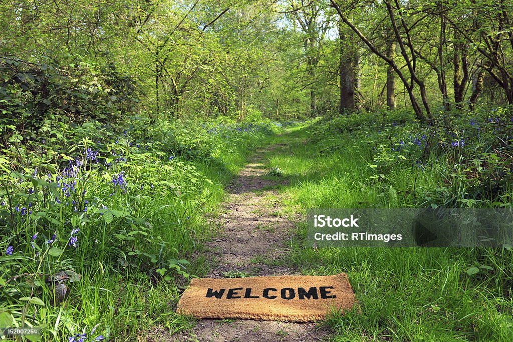 Bem-vindo à primavera woodland horizontal - Foto de stock de Capacho royalty-free