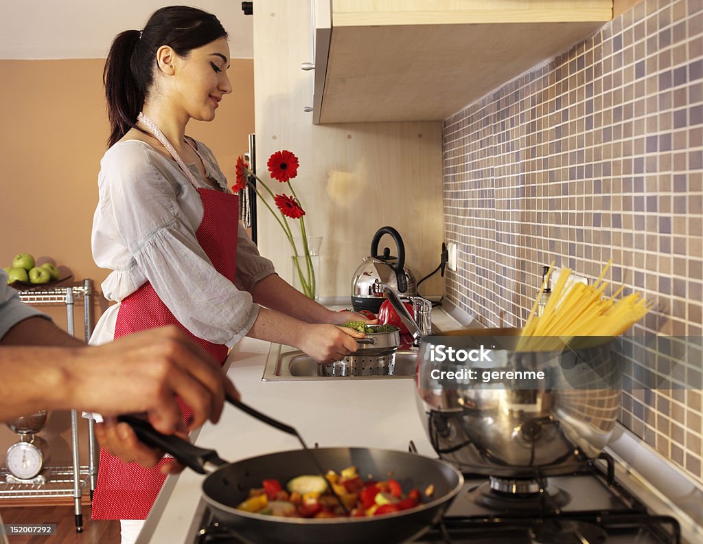 Para w kuchni - Zbiór zdjęć royalty-free (20-29 lat)
