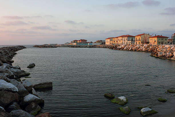 marina di pisa tramonto vista sulla città - marina di pisa foto e immagini stock