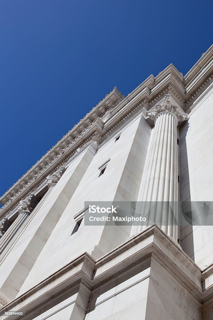 白大理石の neoclassic ビルビュー、古代の柱、ブルースカイ - イオニア式のロイヤリティフリーストックフォト