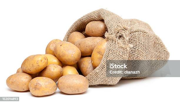 Foto de Batatas Em Uma Bolsa Aniagem De Cânhamo e mais fotos de stock de Batata - Tubérculo - Batata - Tubérculo, Figura para recortar, Fundo Branco
