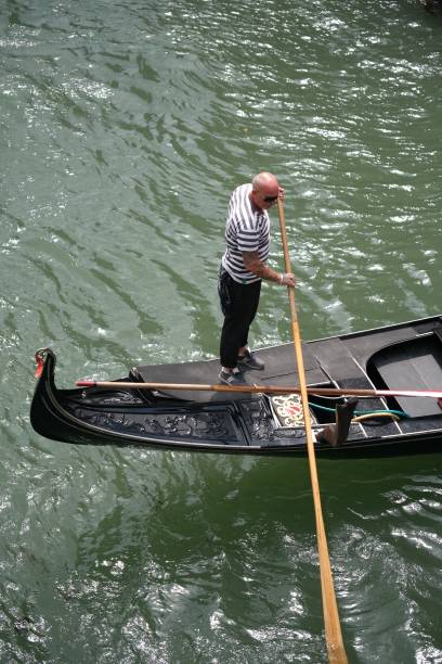 이탈리아 베니스의 곤돌리에. - gondola venice italy canal sailor 뉴스 사진 이미지
