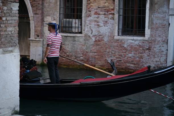 гондольер венеции, италия. - gondola venice italy canal sailor стоковые фото и изображения