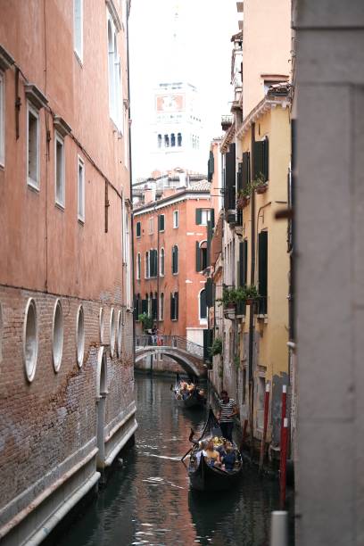 гондольеры венеции, италия. - gondola venice italy canal sailor стоковые фото и изображения