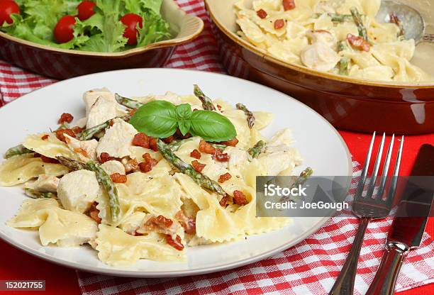 Foto de Macarrão Farfalle Com Frango E Aspargos e mais fotos de stock de Bacon - Bacon, Aspargo, Massa