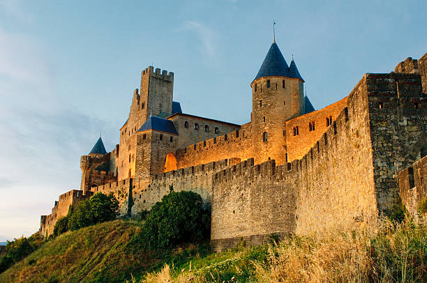 średniowiecznego miasteczka carcassonne o zachodzie słońca - forteca zdjęcia i obrazy z banku zdjęć