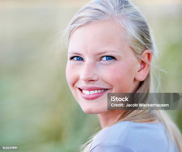 Closeup Of A 행복함 아름다운 젊은 성녀 20-24세에 대한 스톡 사진 및 기타 이미지 - 20-24세, 20-29세, 개성-개념