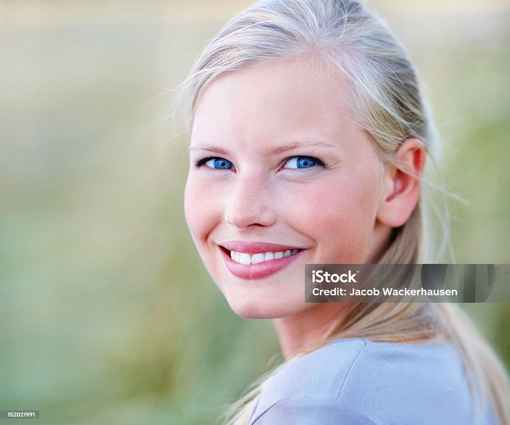 Close-up de uma bela jovem mulher feliz - Foto de stock de 20 Anos royalty-free