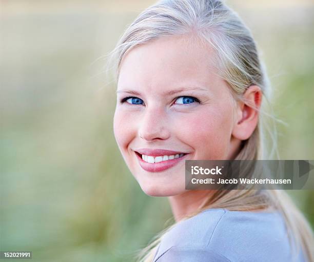 Foto de Closeup De Uma Bela Jovem Mulher Feliz e mais fotos de stock de 20 Anos - 20 Anos, 20-24 Anos, Adulto