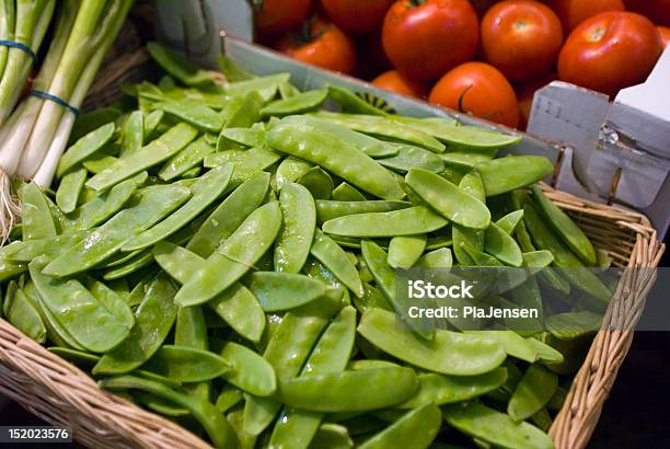 Peapods In Einem Korb Stockfoto und mehr Bilder von Erbsenschote - Erbsenschote, Erfrischung, Fotografie