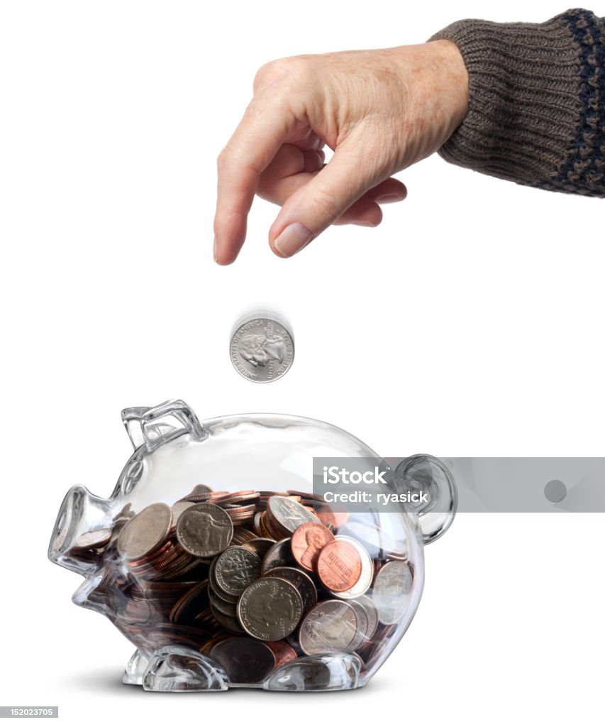 Älterer Hand atemberaubenden Münze in Sparschwein eindeutig fast voll - Lizenzfrei 401K - englischer Begriff Stock-Foto